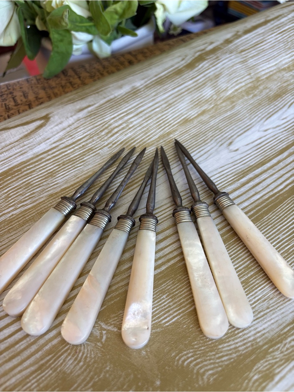 Mother of Pearl Handle Oyster/Seafood Fork Set - White